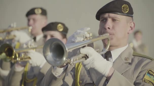 Soldados músicos músico tocar música em uma banda militar — Vídeo de Stock