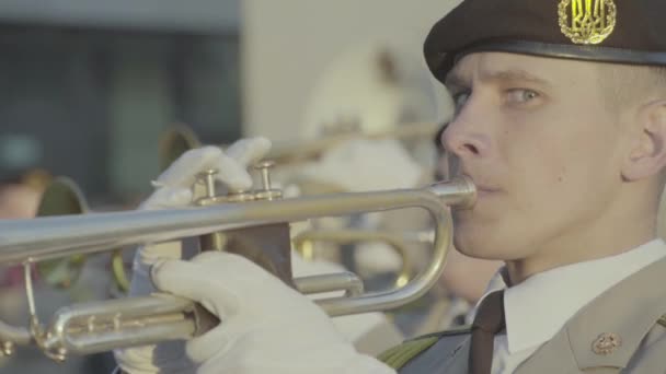 Soldaten muzikanten musicus spelen muziek in een militaire band — Stockvideo