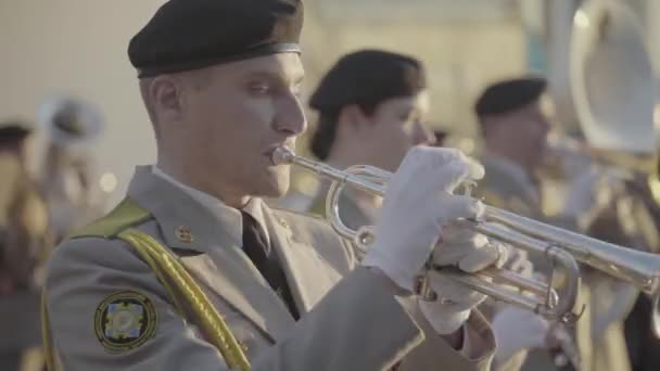 Soldados músicos músico tocar música em uma banda militar — Vídeo de Stock