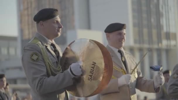 Soldados músicos músicos tocan música en una banda militar — Vídeos de Stock