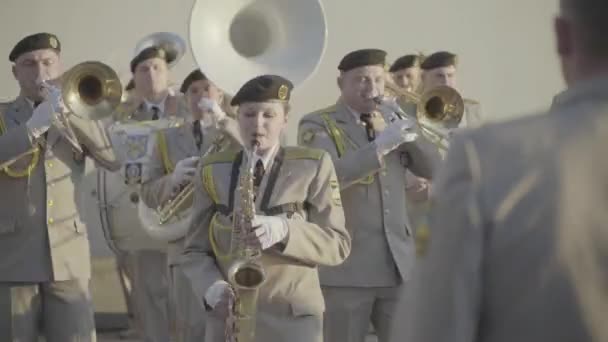 Askerler müzisyenler bir askeri bandoda müzik çalıyorlar. — Stok video
