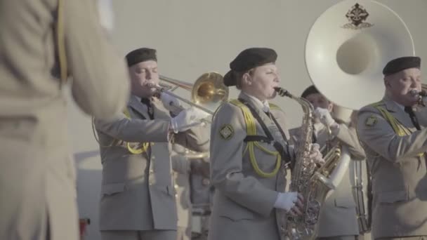 Soldados músicos músico tocar música em uma banda militar — Vídeo de Stock