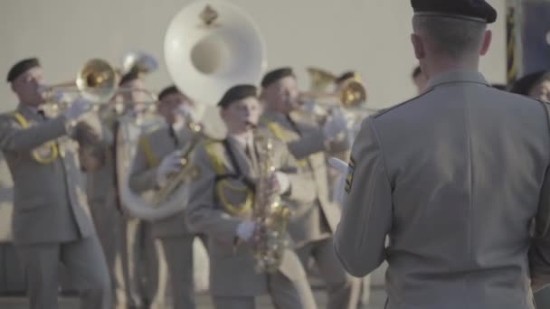 Askerler müzisyenler bir askeri bandoda müzik çalıyorlar. — Stok video