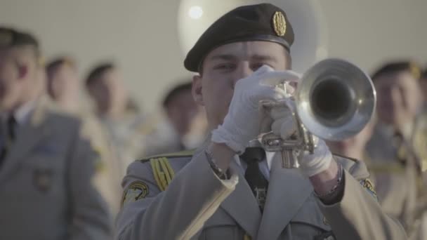 Музикант - солдат грає музику у військовому гурті. — стокове відео