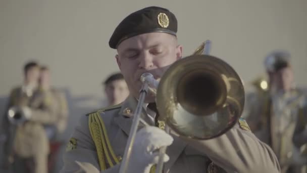 Soldados músicos músicos tocan música en una banda militar — Vídeo de stock