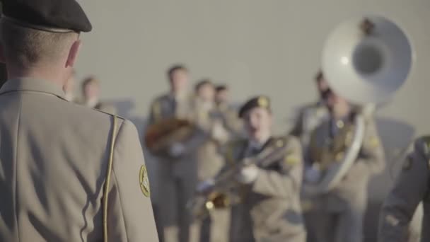 Soldats musiciens musicien jouer de la musique dans un orchestre militaire — Video