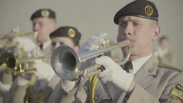 Soldats musiciens musicien jouer de la musique dans un orchestre militaire — Video