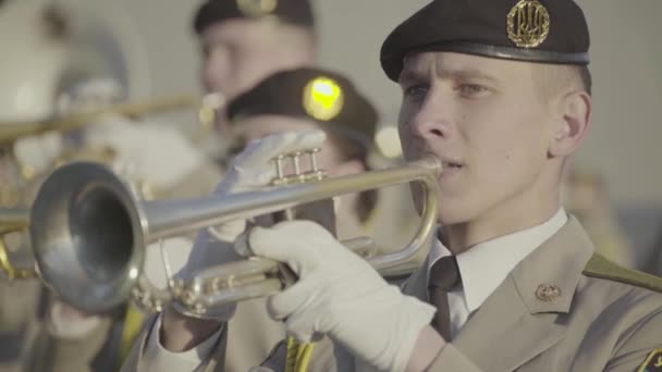 Soldados músicos músicos tocan música en una banda militar — Vídeo de stock