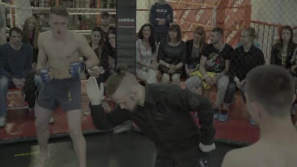 Luta no octógono MMA. Kiev. Ucrânia — Vídeo de Stock