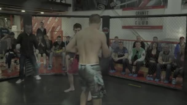 Battez-vous dans l'octogone MMA. Kiev. Ukraine — Video