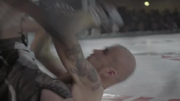 Boj v osmiúhelníku Mma. Kyjev. Ukrajina — Stock video