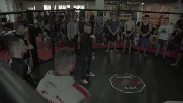 Um lutador masculino no octógono MMA. Kiev. Ucrânia — Vídeo de Stock