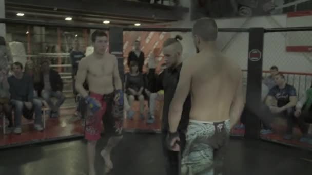 Um lutador masculino no octógono MMA. Kiev. Ucrânia — Vídeo de Stock