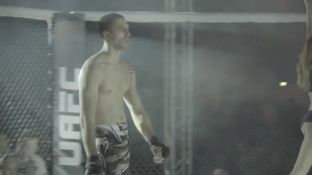 Un luchador masculino en el octágono de la MMA. Kiev. Ucrania — Vídeos de Stock