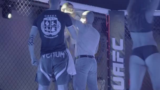 Seorang petarung pria di MMA Octagon. Kyiv. Ukraina — Stok Video