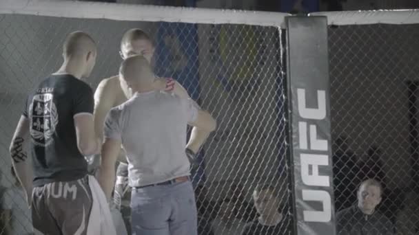 Un combattant masculin dans l'octogone MMA. Kiev. Ukraine — Video