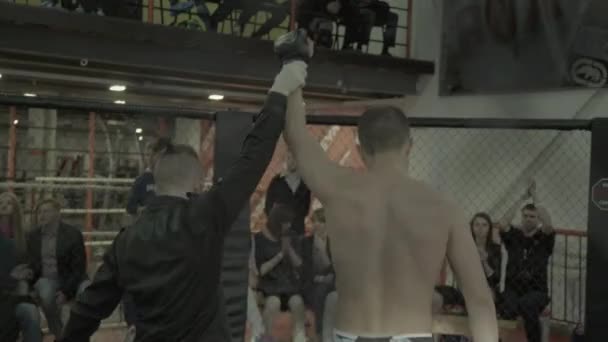 El árbitro levanta la mano de los ganadores en el octágono MMA. Kiev. Ucrania — Vídeos de Stock