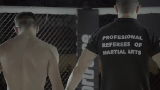 A bíró felemeli a győztes kezét a Mma nyolcszögben. Kijevben. Ukrajna — Stock videók