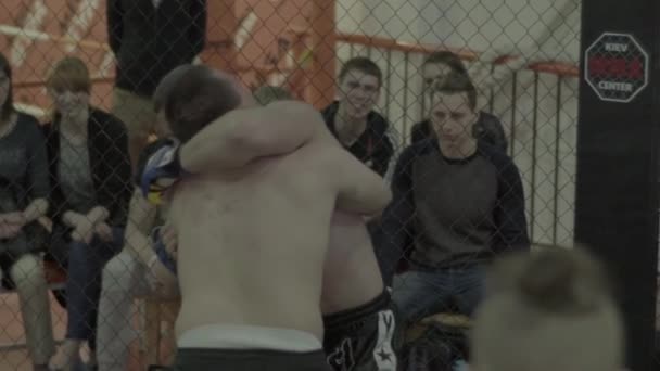 Lucha en el octágono MMA. En cámara lenta. Kiev. Ucrania — Vídeos de Stock