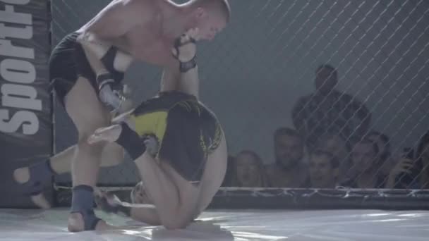 Lucha en el octágono MMA. En cámara lenta. Kiev. Ucrania — Vídeo de stock