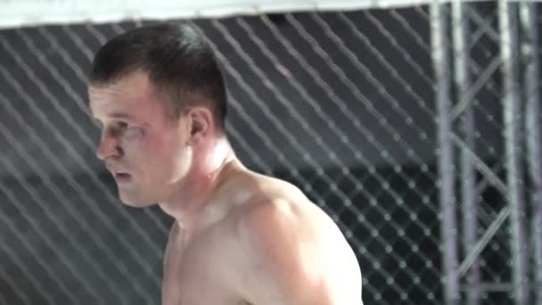 Un combattant masculin dans l'octogone MMA. Au ralenti. Kiev. Ukraine — Video