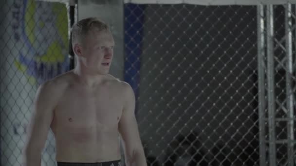 En mandlig bokser i MMA ottekant. Langsom bevægelse. Kiev. Ukraine – Stock-video