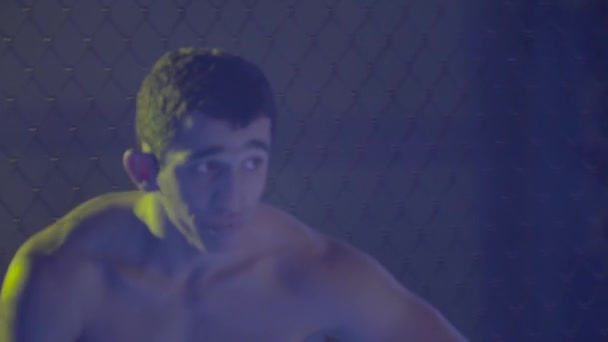 Un combattant masculin dans l'octogone MMA. Au ralenti. Kiev. Ukraine — Video