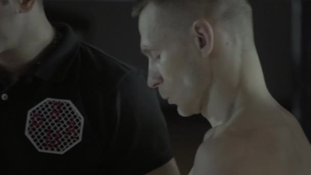 En manlig boxare i Mma-oktagonen. Sakta i backarna. Kiev. Ukraina — Stockvideo