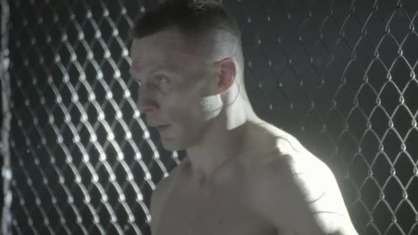Un luchador masculino en el octágono de la MMA. En cámara lenta. Kiev. Ucrania — Vídeo de stock