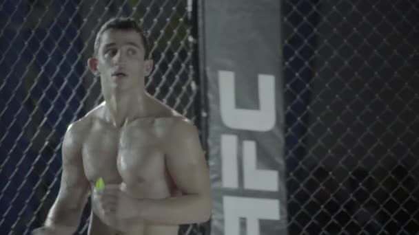 MMA 8 각 형의 남성 전투기. 느린 동작. Kyiv. 우크라 이나 — 비디오