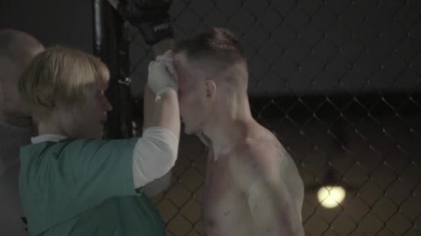 Un combattant masculin dans l'octogone MMA. Au ralenti. Kiev. Ukraine — Video