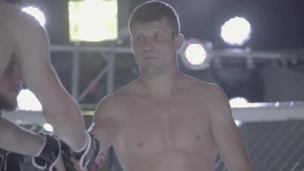Un luchador masculino en el octágono de la MMA. En cámara lenta. Kiev. Ucrania — Vídeos de Stock