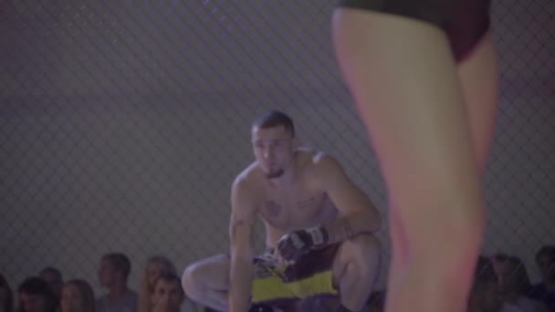 Un combattant masculin dans l'octogone MMA. Au ralenti. Kiev. Ukraine — Video