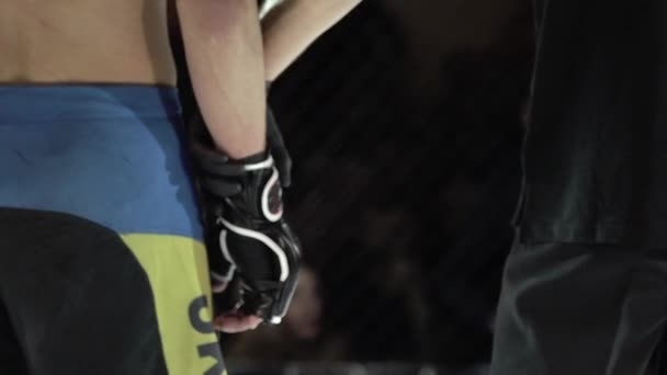 L'arbitre lève la main des vainqueurs dans l'octogone MMA. Au ralenti. Kiev. Ukraine — Video