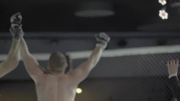 Hebt der Schiedsrichter die Siegerhand im mma-Oktagon. Zeitlupe. kyiv. Ukraine — Stockvideo