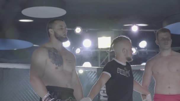 Rozhodčí zvedne vítěze v osmiúhelníku Mma. Zpomal. Kyjev. Ukrajina — Stock video