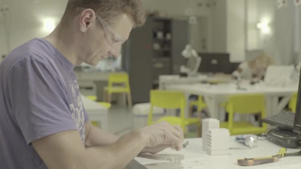 Het proces van het creëren van een miniatuurmodel van de stad — Stockvideo