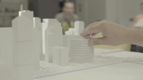 O processo de criação de um modelo em miniatura da cidade — Vídeo de Stock