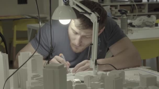 Processen att skapa en miniatyrmodell av staden — Stockvideo