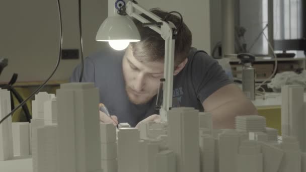 O processo de criação de um modelo em miniatura da cidade — Vídeo de Stock