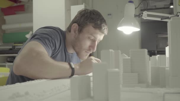 Şehrin minyatür bir modelini oluşturma süreci — Stok video
