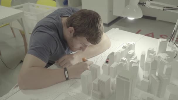 Il processo di creazione di un modello in miniatura della città — Video Stock