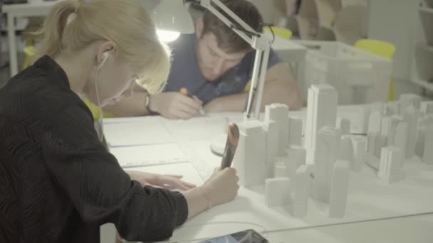 Η διαδικασία δημιουργίας ενός μικροσκοπικού μοντέλου της πόλης — Αρχείο Βίντεο