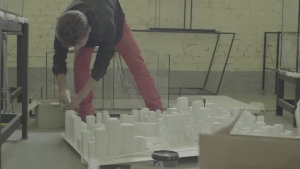 Şehrin minyatür bir modelini oluşturma süreci — Stok video