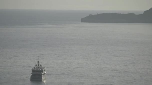 Barco no mar. Sveti Stefan. Montenegro — Vídeo de Stock