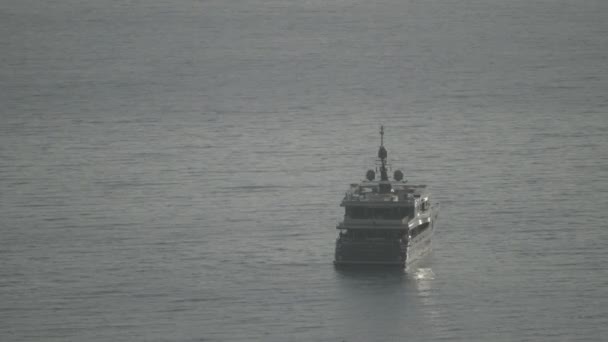 Лодка в море. Свети Стефан. Черногория — стоковое видео