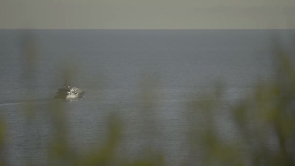 Σκάφος στη θάλασσα. Σβέτι Στέφαν. Μαυροβούνιο — Αρχείο Βίντεο