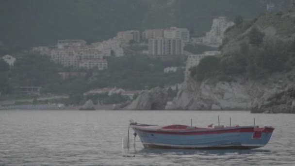 Човен у морі. Светі Стефан. Чорногорія — стокове відео