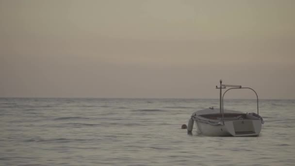 Båt i havet. Sveti Stefan. Montenegro — Stockvideo