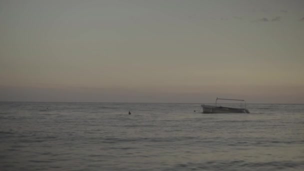 Barco en el mar. Sveti Stefan. Montenegro — Vídeo de stock